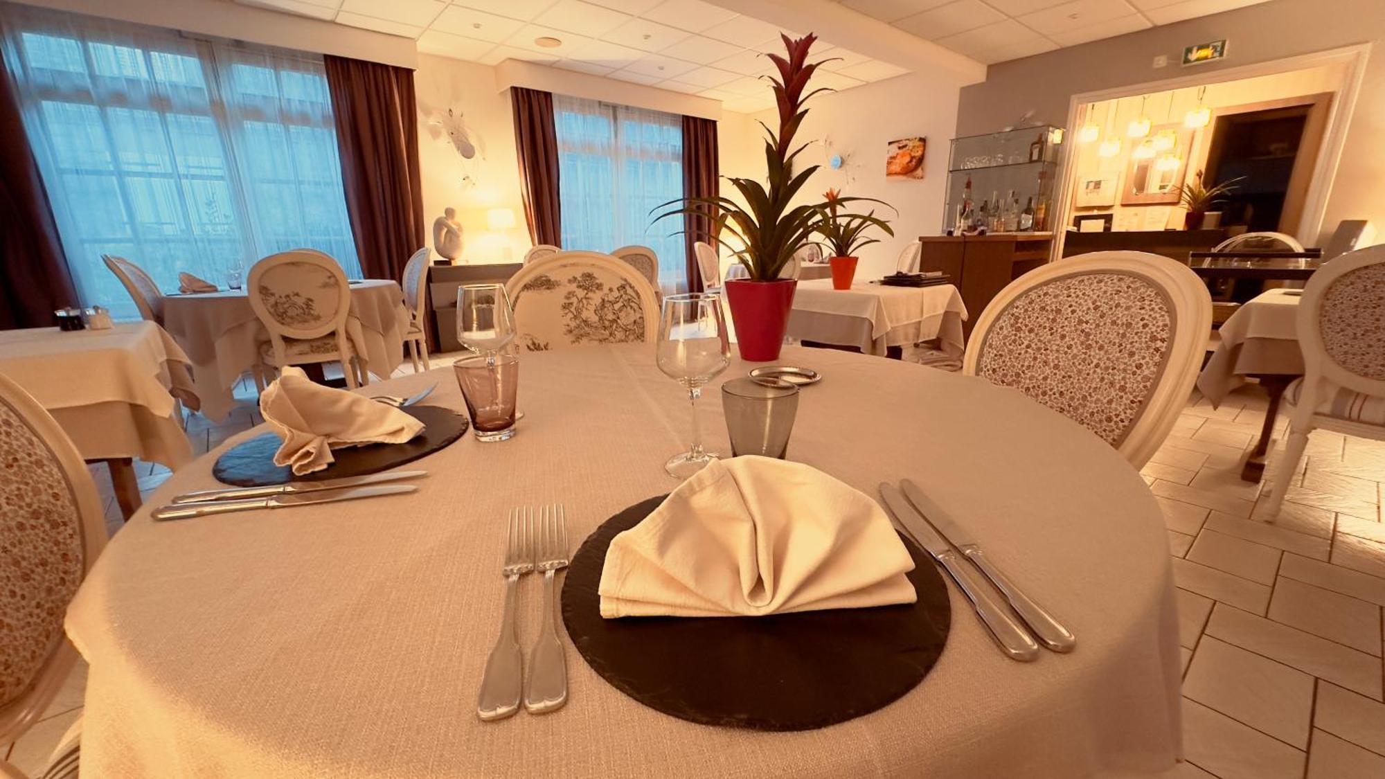 Logis Hotel Restaurant Des Voyageurs Tarnac Exteriör bild